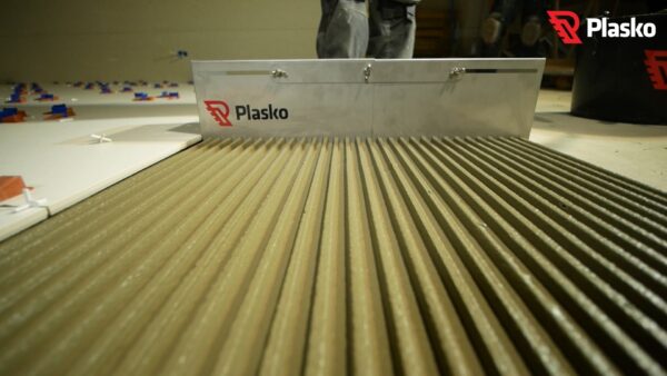 A Plasko slide 600 egy állítható hidegburkolói fogazott simító burkolatokhoz, amely a ragasztó gyors és precíz padlóra történő felhordására fogazott glettvas helyett!