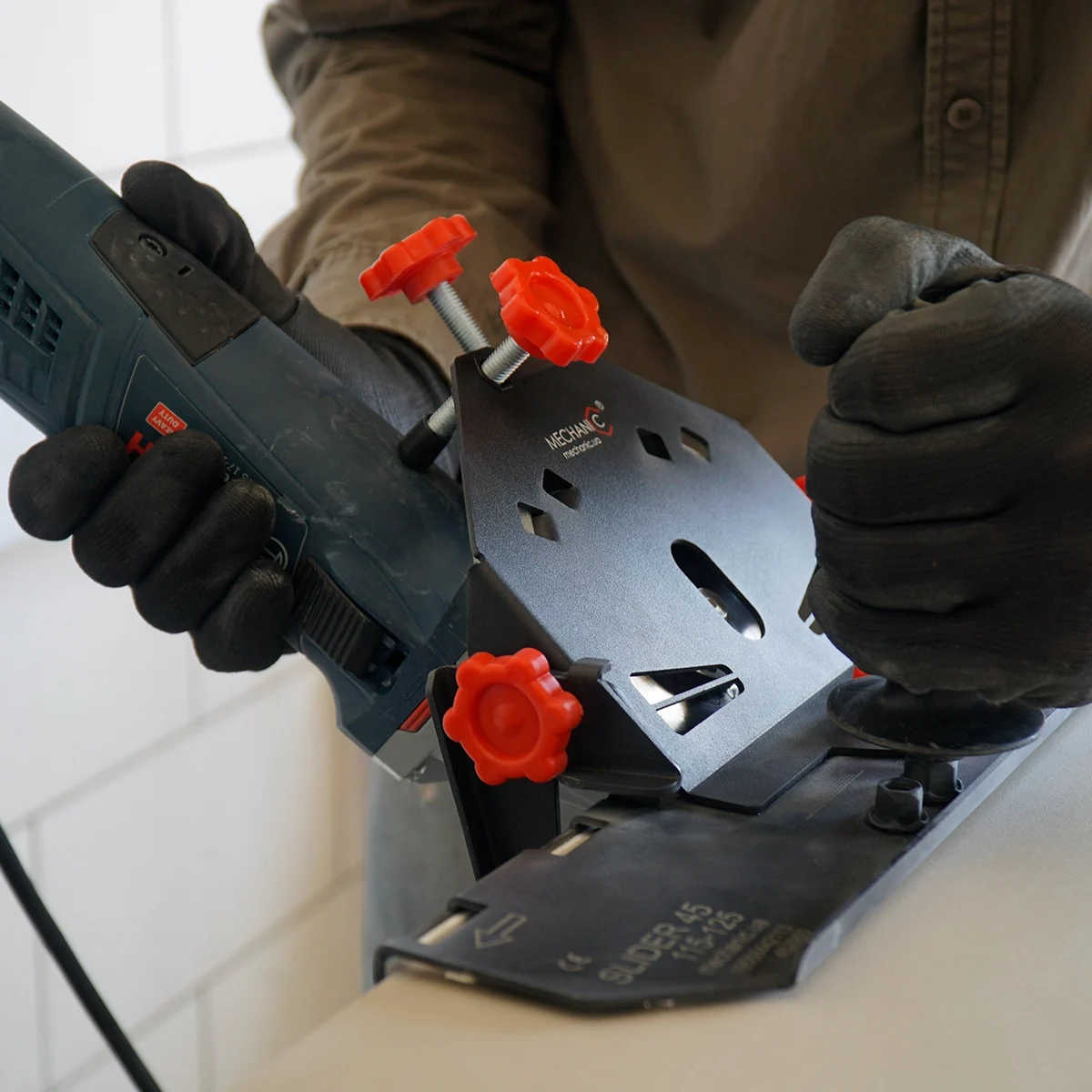 Ezzel az ipari porelszívó feltéttel pontos 45 fokos gérvágásokat végezhet csempéken vagy más burkolatokon. A sarokcsiszolóadapter pontos gérvágást nyújt.